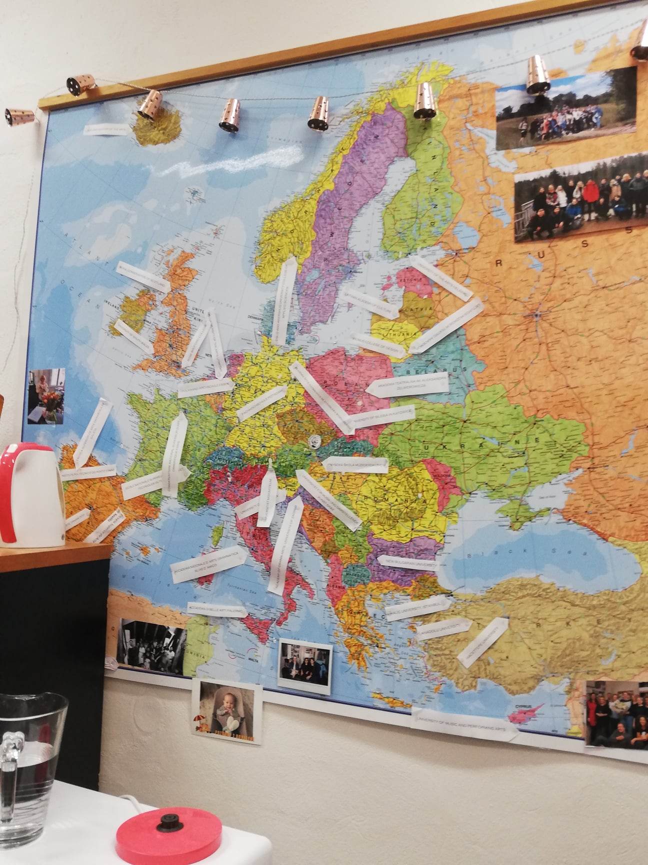Ścienna mapa Europy z pinezkami oznaczającymi różne lokalizacje.