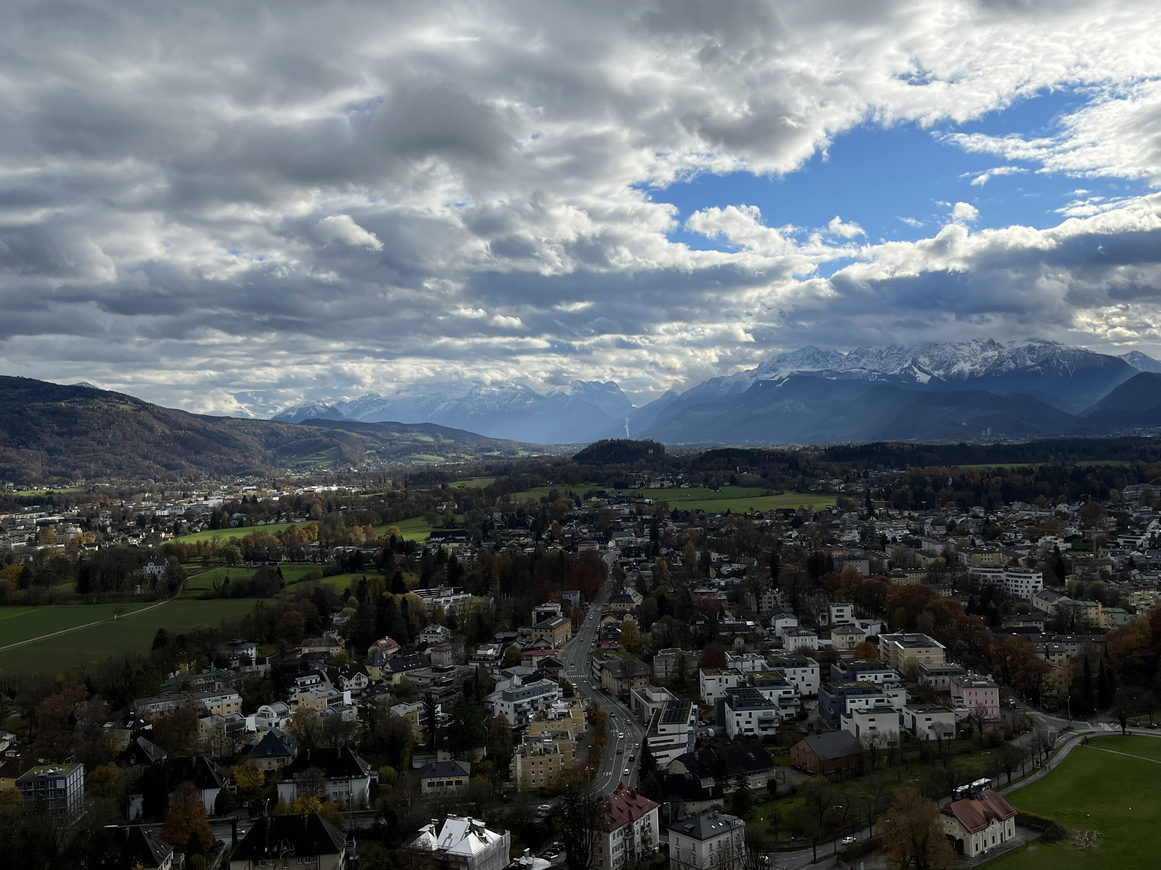 Rozległa panorama miasta na tle błękitnego nieba.