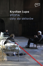 Okładka książki „Krystian Lupa. Utopia. Listy do aktorów". Fotografia z próby do spektaklu „Proces” Franza Kafki. Na scenie przedzielonej pośrodku czerwoną linią dwie postaci siedzące na starych, zniszczonych szpitalnych łóżkach. Naprzeciw nich siedzi reżyser Krystian Lupa