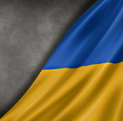 na szarym tle fragment niebiesko-białej flagi Ukrainy