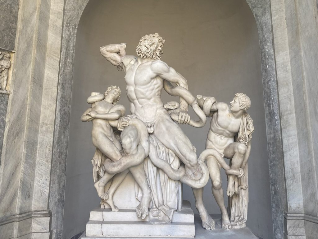 Monumentalna rzeźba „Laokoon i jego synowie” prezentowana w muzealnej wnęce.