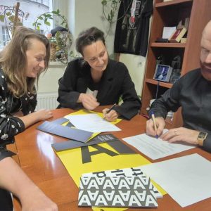 Podpisanie porozumienia o współpracy między Akademią Sztuk Teatralnych a Teatrem Lalki i Aktora w Wałbrzychu. Przy stole, od lewej: mgr Aga Błaszczak, dr Anna Maria Guzik, dr hab. Ewelina Ciszewska, prof. AST oraz Zbigniew Prażmowski dyrektor Teatru Lalki i Aktora w Wałbrzychu.
