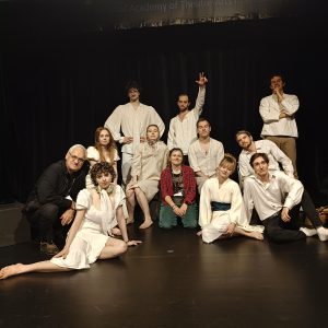 Zdjęcie grupowe uczestników festiwalu teatralnego.
