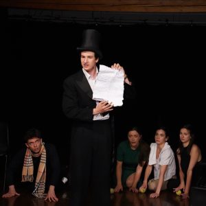 Opis: UMARLI ZE SPOON RIVER | op. pe